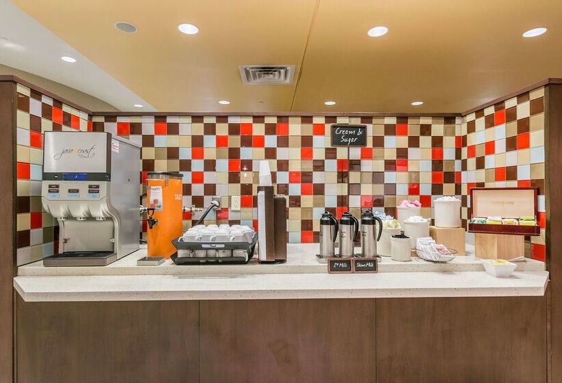 ホテル Embassy Suites Newark Airport