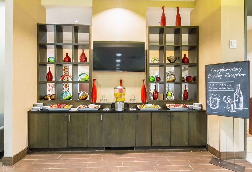 ホテル Embassy Suites Newark Airport