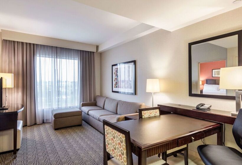ホテル Embassy Suites Newark Airport