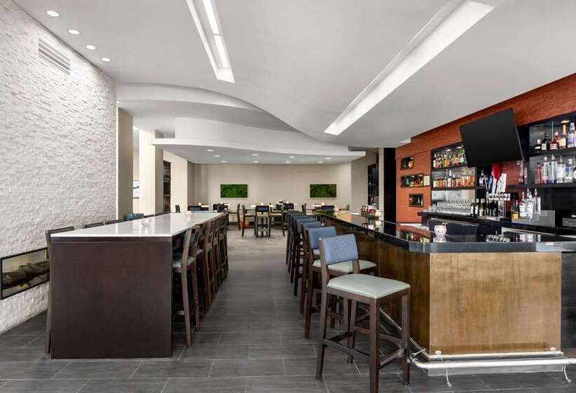 ホテル Embassy Suites Newark Airport