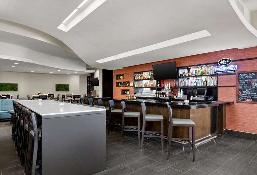 ホテル Embassy Suites Newark Airport