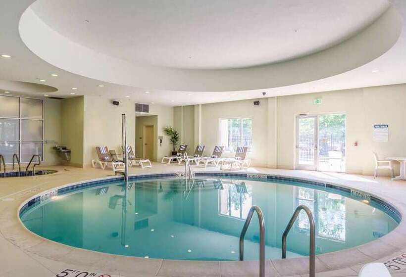 ホテル Embassy Suites Newark Airport