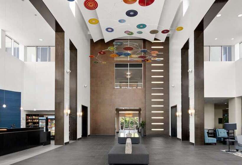 ホテル Embassy Suites Newark Airport