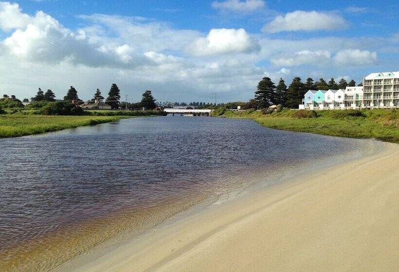 בית מלון כפרי Lady Bay Resort