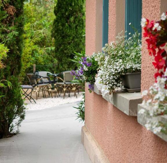 Отель Maison Familiale Lou Riou