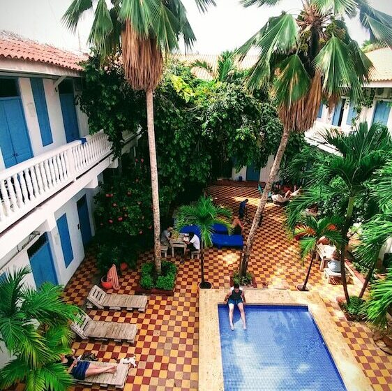 酒店 Media Luna Hostel