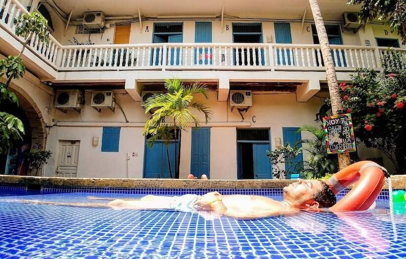 酒店 Media Luna Hostel