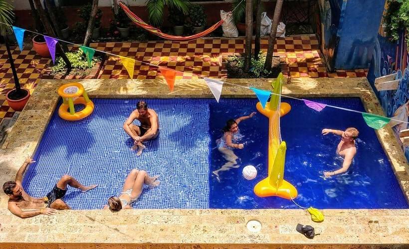 酒店 Media Luna Hostel