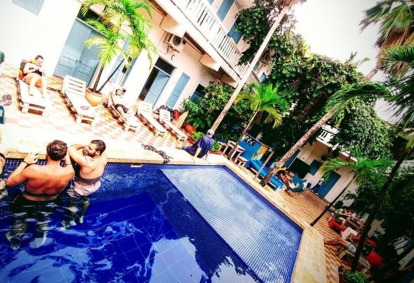 酒店 Media Luna Hostel