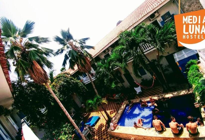 酒店 Media Luna Hostel
