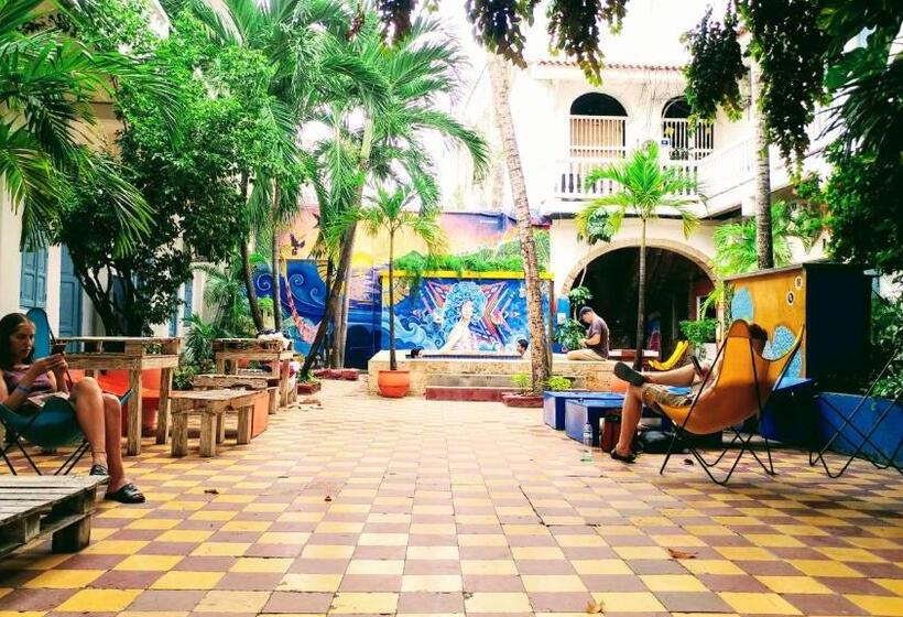 酒店 Media Luna Hostel