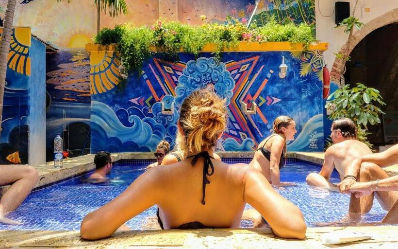 酒店 Media Luna Hostel