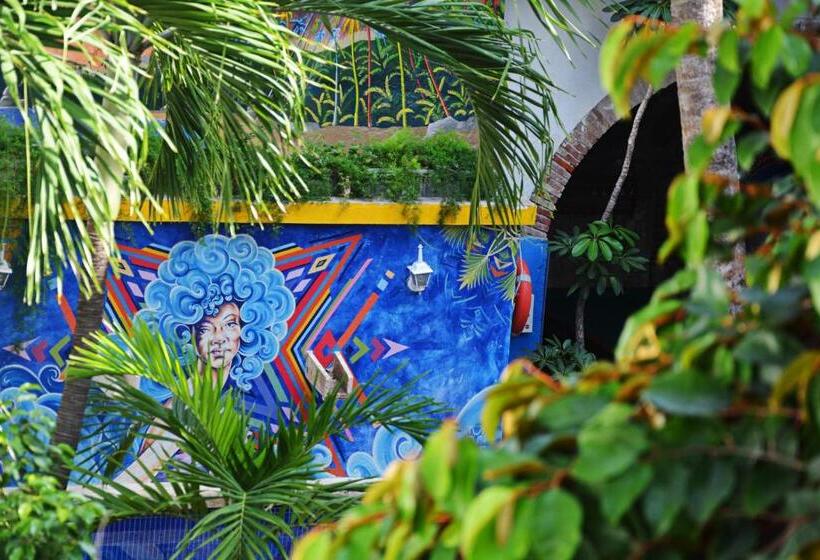 酒店 Media Luna Hostel