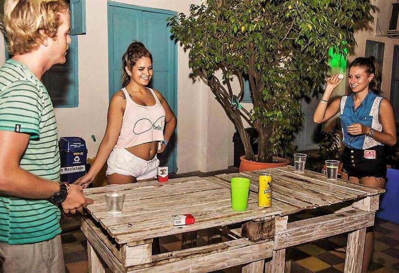 酒店 Media Luna Hostel