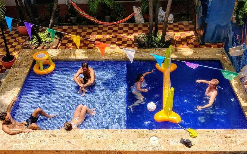 酒店 Media Luna Hostel