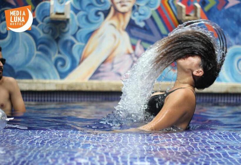 酒店 Media Luna Hostel