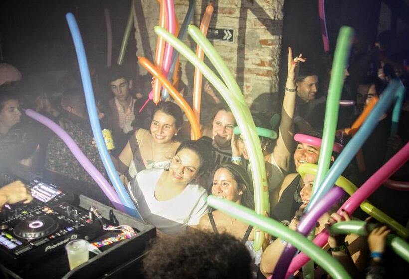 酒店 Media Luna Hostel