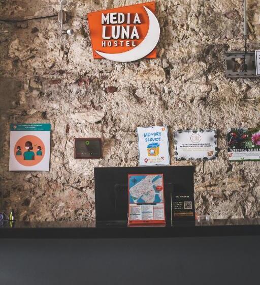 酒店 Media Luna Hostel