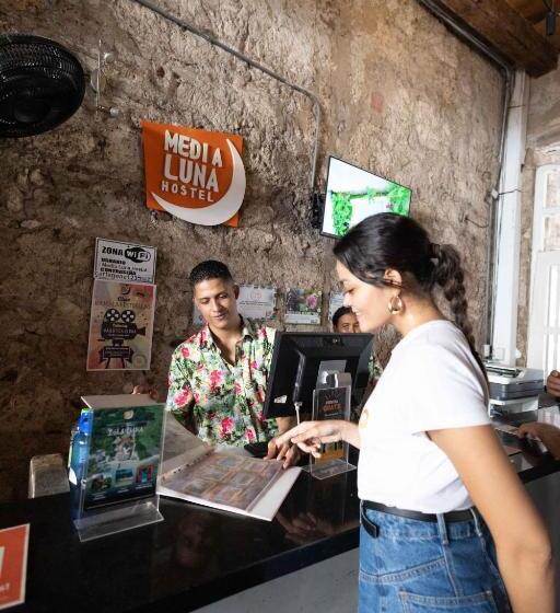 酒店 Media Luna Hostel