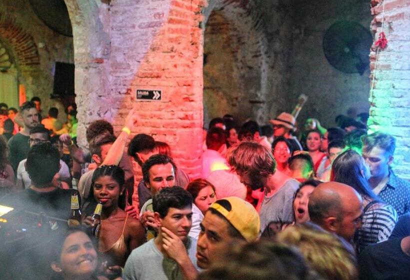 酒店 Media Luna Hostel