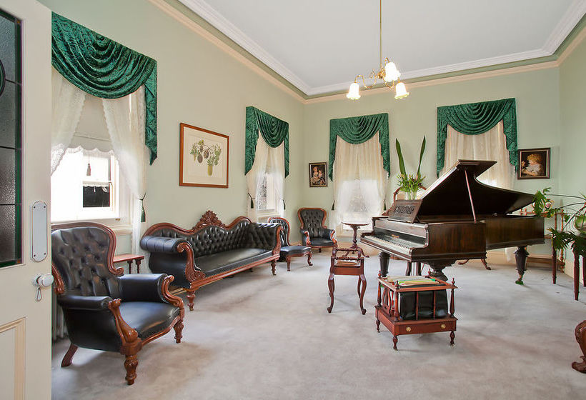 בית מלון כפרי Merton Manor Exclusive B&b