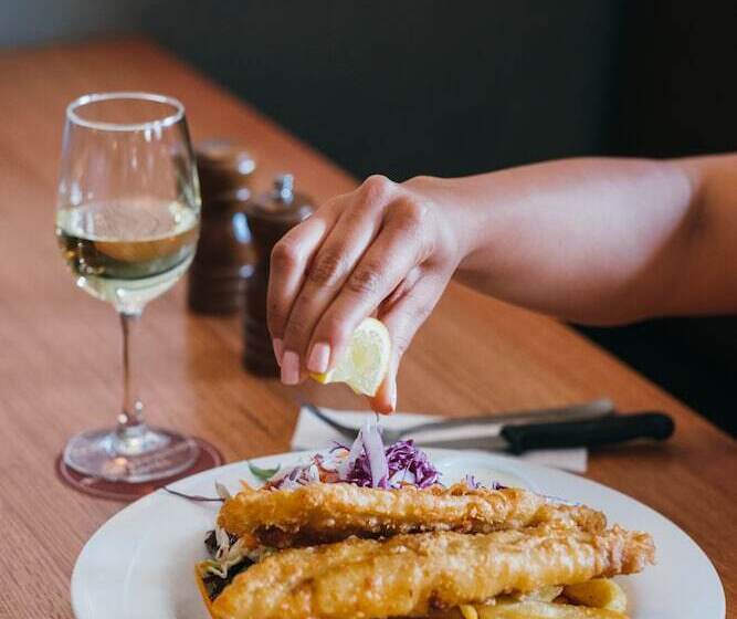 هتل Royal Exhibition