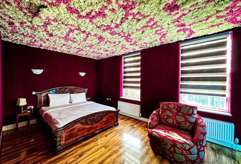 Отель Sk Baylis House