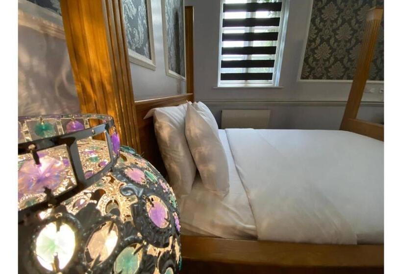 Отель Sk Baylis House