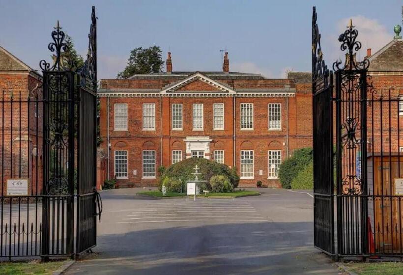 Отель Sk Baylis House