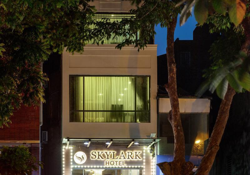 هتل Skylark
