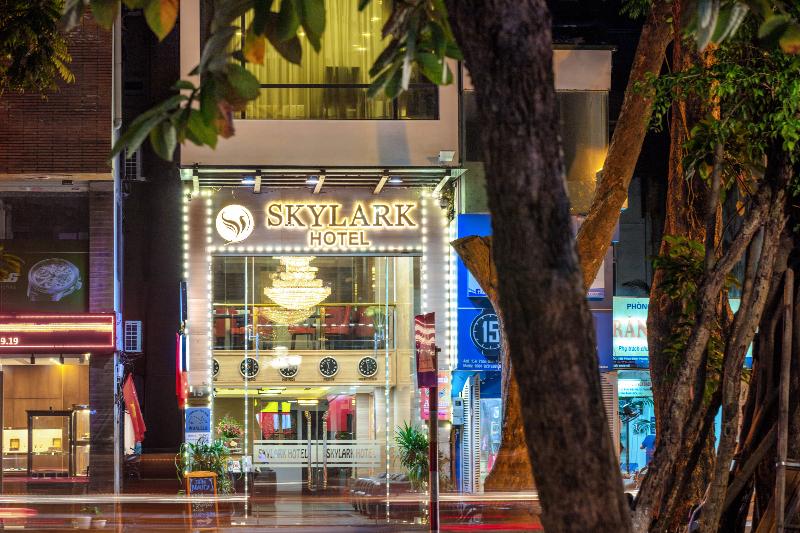 هتل Skylark