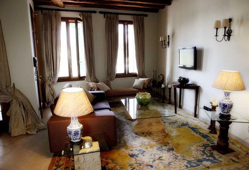 Venice Country Apartments