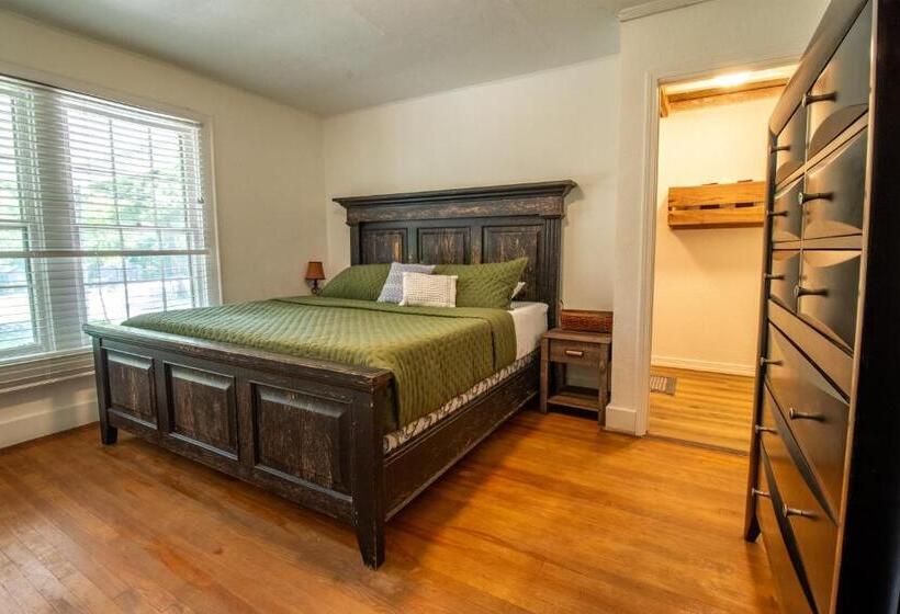 בית מלון כפרי Kozy Haven Log Cabin Rentals