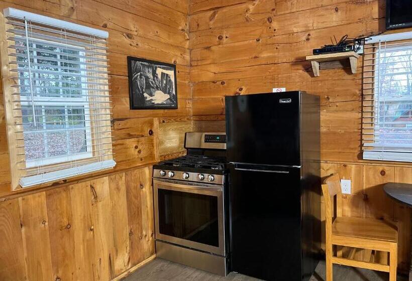 בית מלון כפרי Kozy Haven Log Cabin Rentals