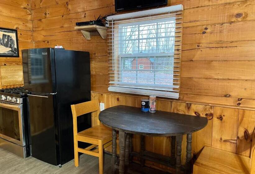 בית מלון כפרי Kozy Haven Log Cabin Rentals