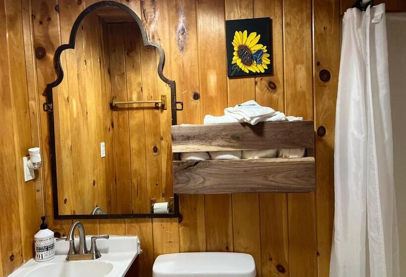 בית מלון כפרי Kozy Haven Log Cabin Rentals