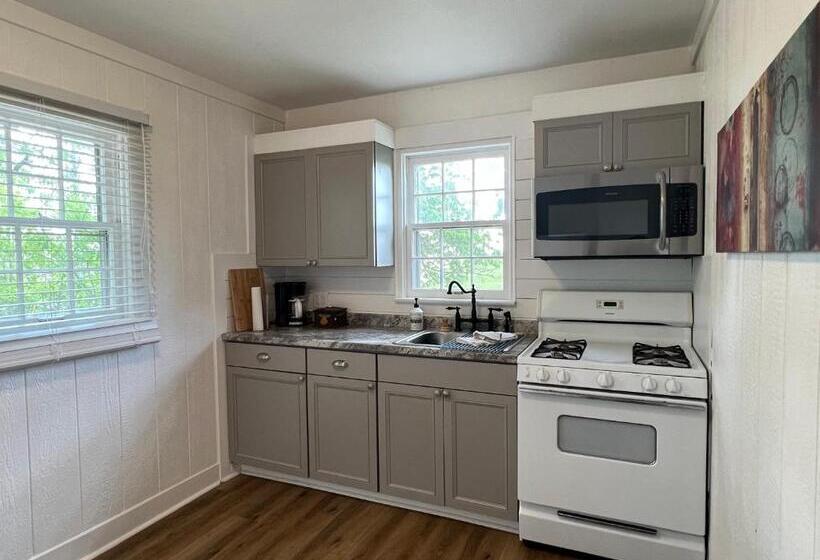 בית מלון כפרי Kozy Haven Log Cabin Rentals