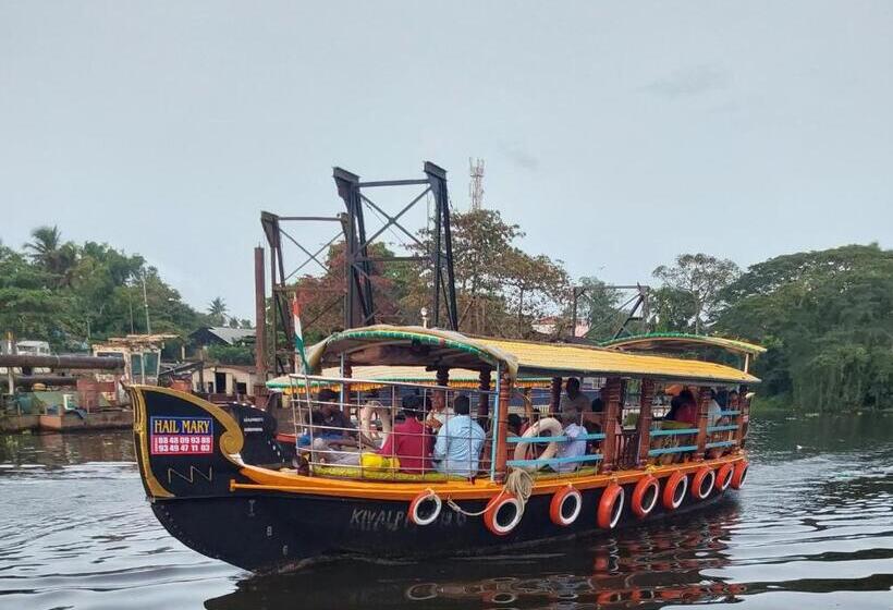 پانسیون Johnson S Homestay   Ecohouseboat