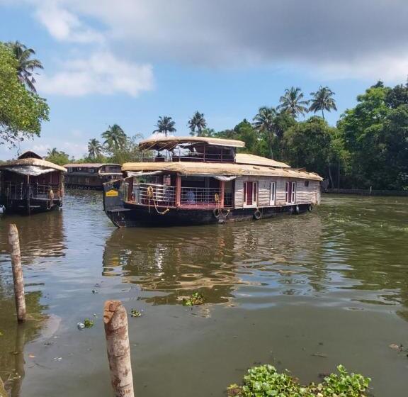 پانسیون Johnson S Homestay   Ecohouseboat
