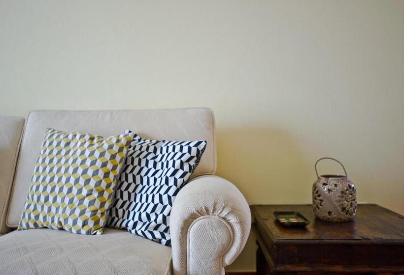 Пансион Retromovement House