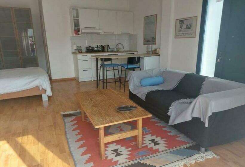 פנסיון Studio Room Ensuite By The Beach, Entire Independent Unit