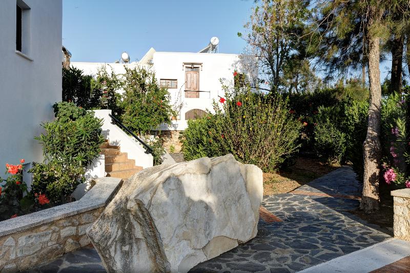 Отель Alianthos Suites