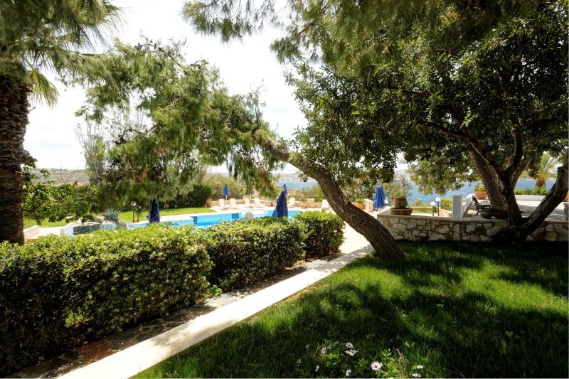 Отель Alianthos Suites