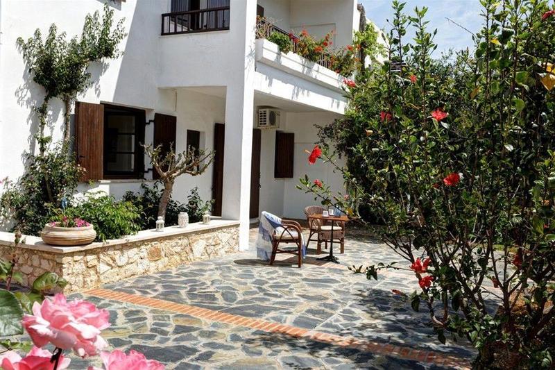 Отель Alianthos Suites