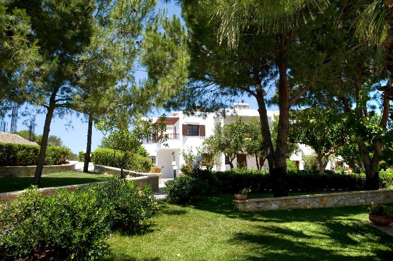 Отель Alianthos Suites