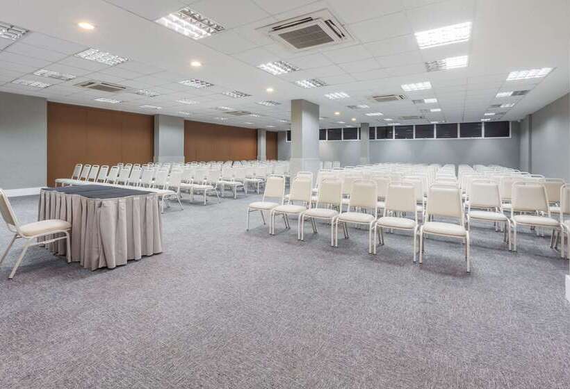 בית מלון כפרי Days Inn By Wyndham Linhares