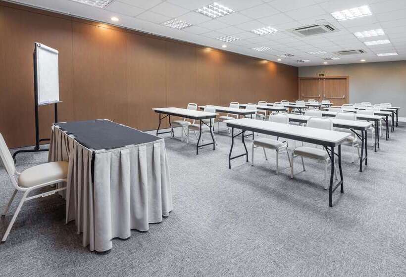 בית מלון כפרי Days Inn By Wyndham Linhares