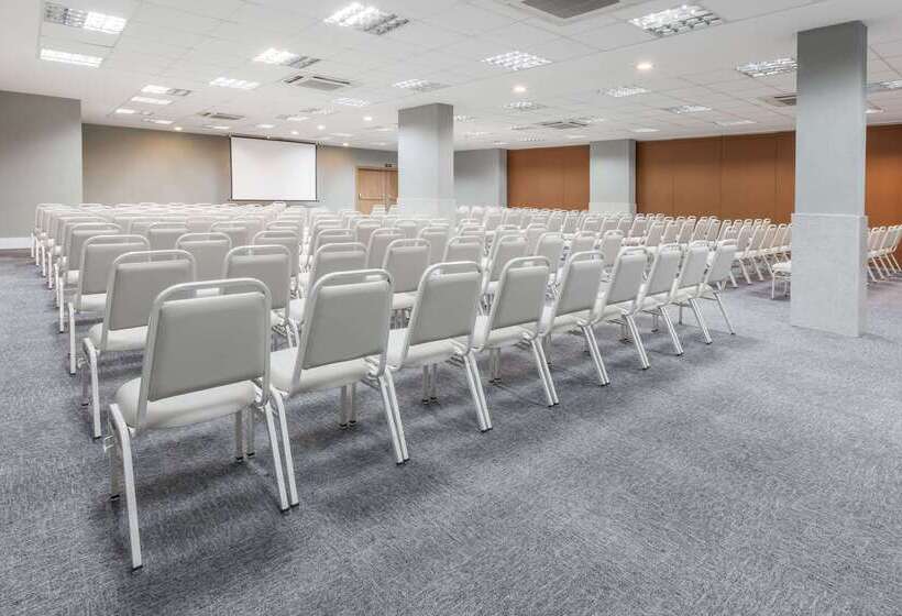 בית מלון כפרי Days Inn By Wyndham Linhares