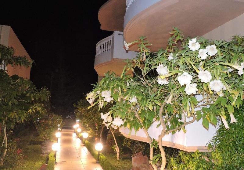 בית מלון כפרי Golden Rose Suites