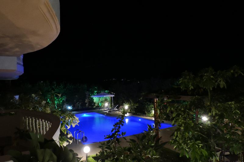 בית מלון כפרי Golden Rose Suites